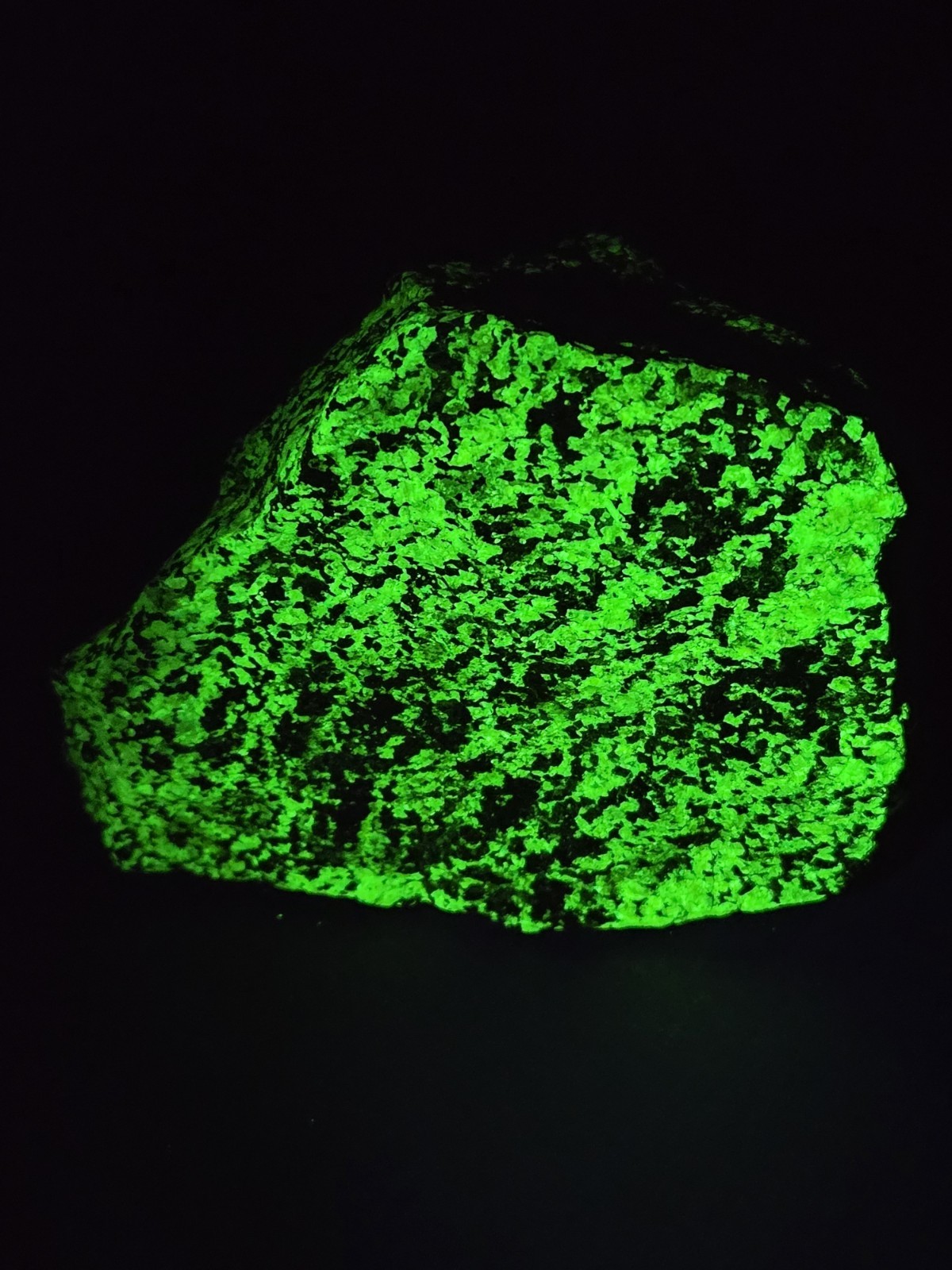 Phosphorescent Willemite 1 Lb 10 Oz LW/SW Fluorescent Franklin, New Jersey