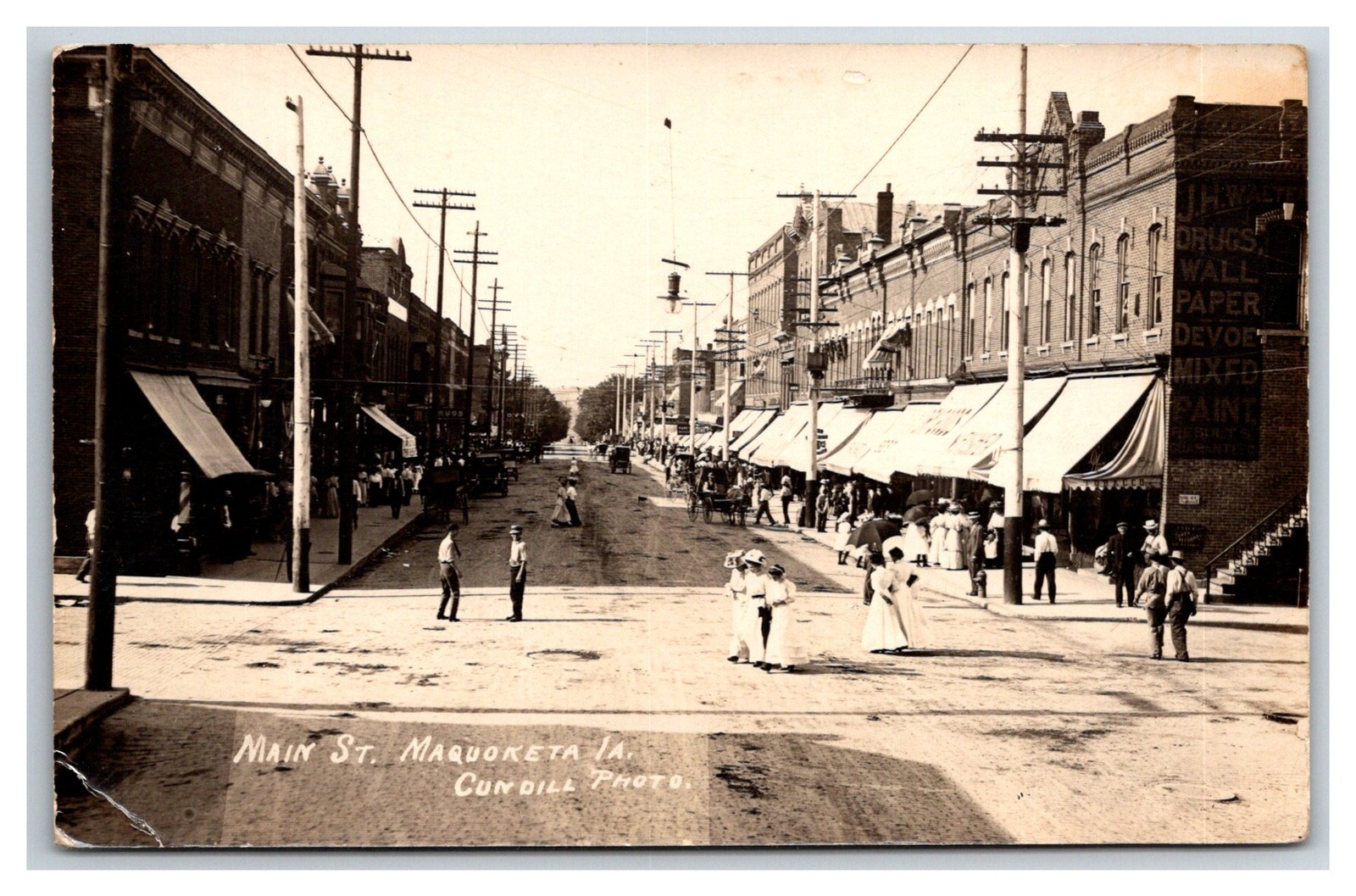 RPPC Maquoketa Iowa Main Street ~ Town Fold walking around