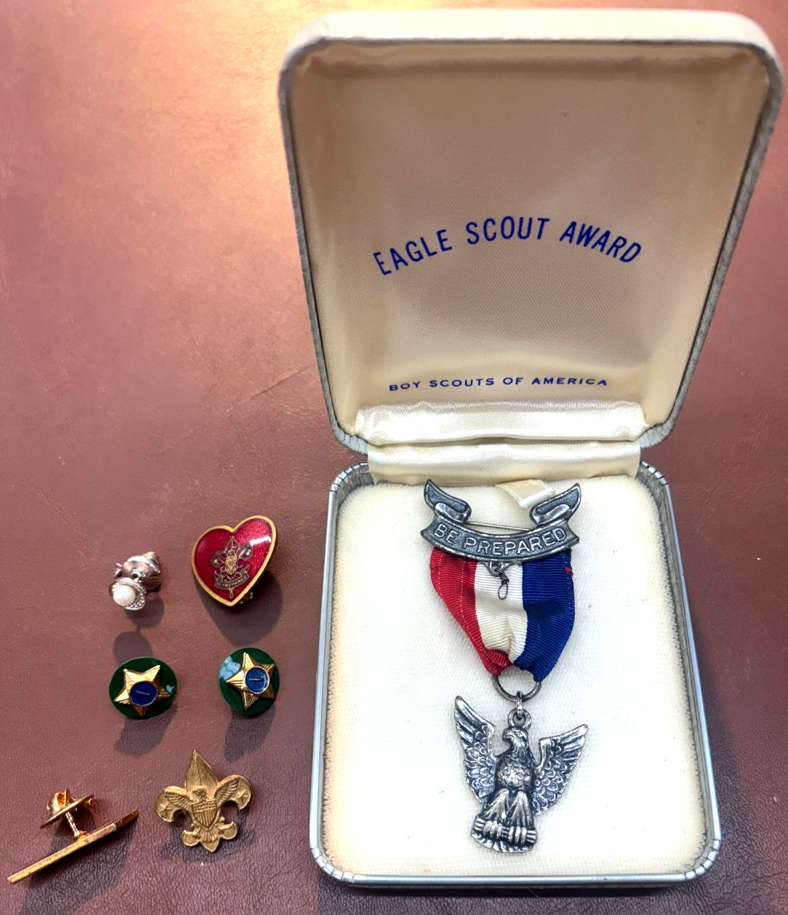 VINTAGE BOY EAGLE SCOUT AWARD STERLING PIN RIBBON BOX 6 BSA PINS 1 YEAR PEARL