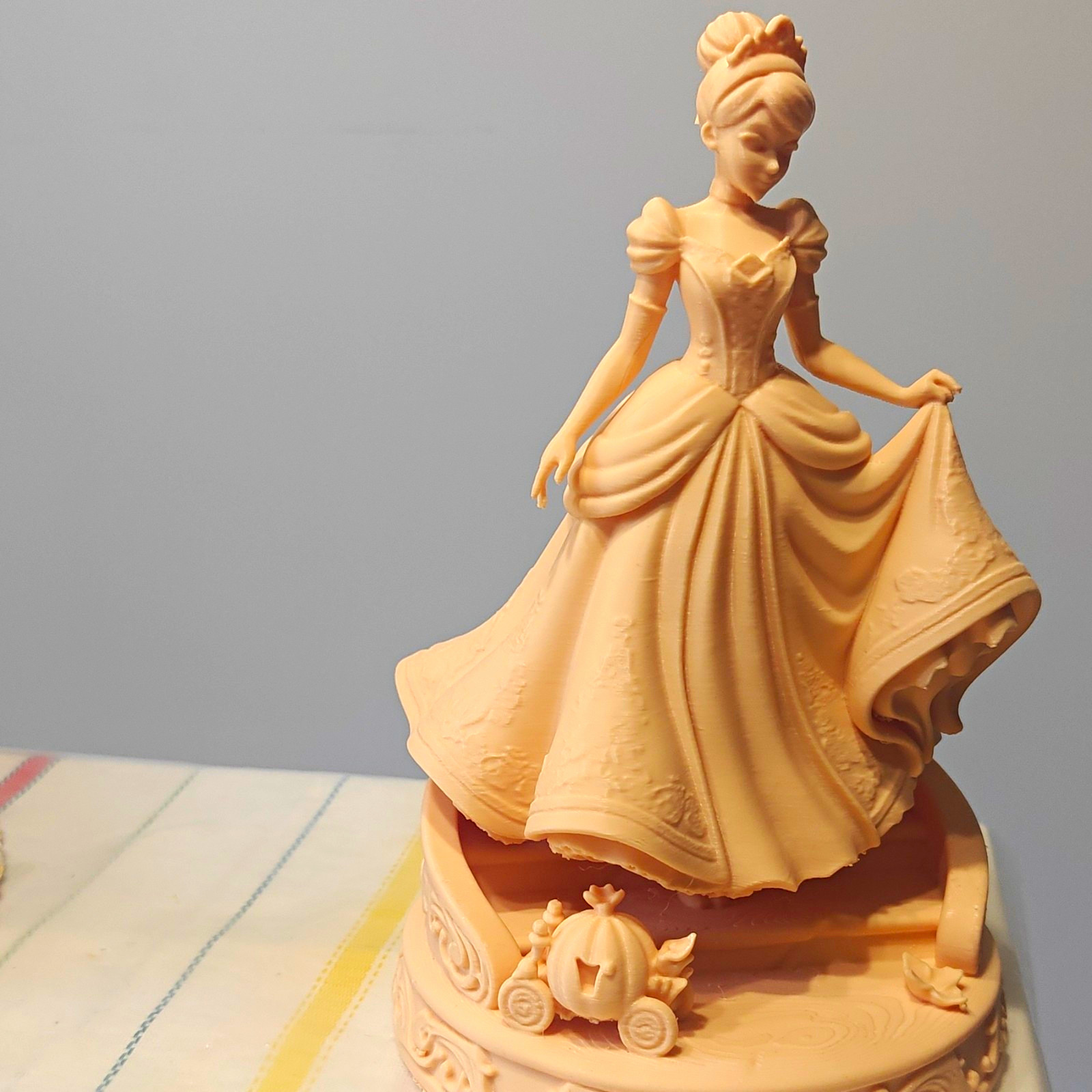 Disney Cinderella Cinderella Figurine Ball Gown Dress with Pumpkin Carriage Base
