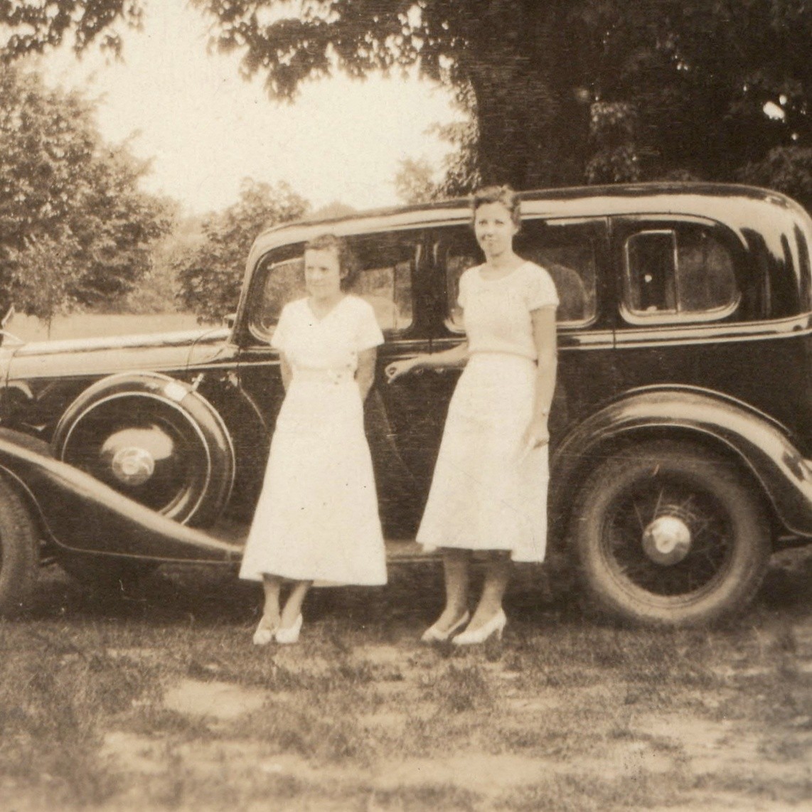 1933 Manchester, OH Serpent Mounds Snapshot Photo Women 1930s Coupe Car Vacation