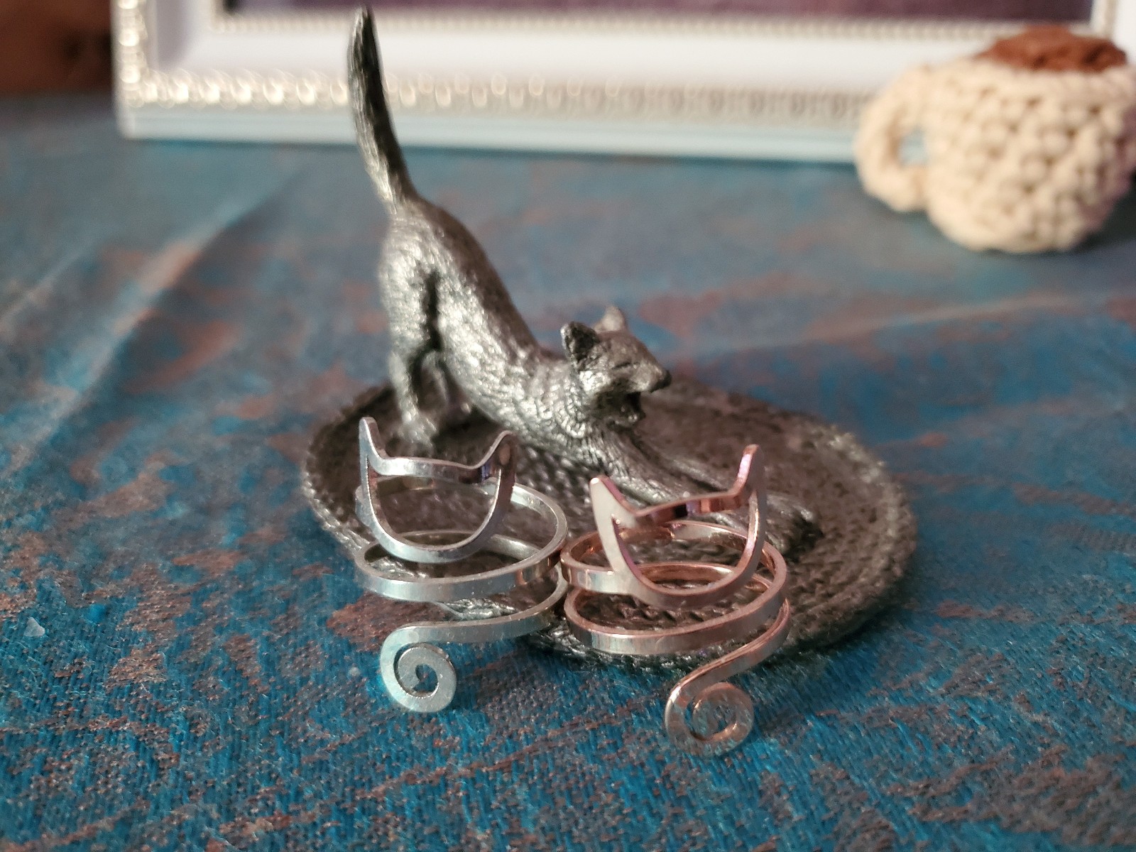 METZKE VINTAGE 1990 PEWTER RING HOLDER -  STRETCHING CAT ON RUG + TWO FREE RINGS
