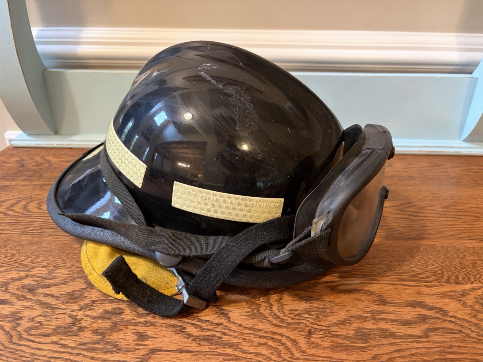 🔥 Vintage Fire Fighter 2000 Cairns & Brother Black FIRE Helmet 660C W/ Googles