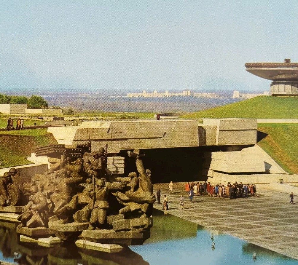 1986 Russian Kiev Postcard Cold War Era Ukranian State Memorial Complex C82A2