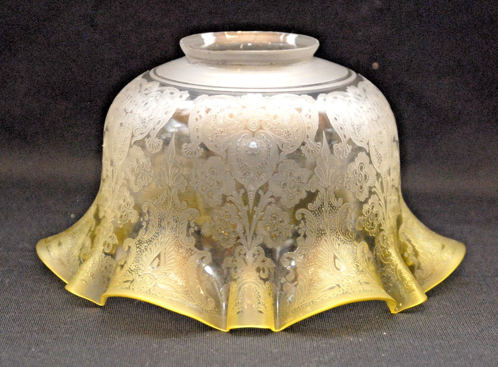 ANTIQUE FROSTED ETCHED YELLOW SCALLOPED EDGE GAS / OIL LAMP SHADE