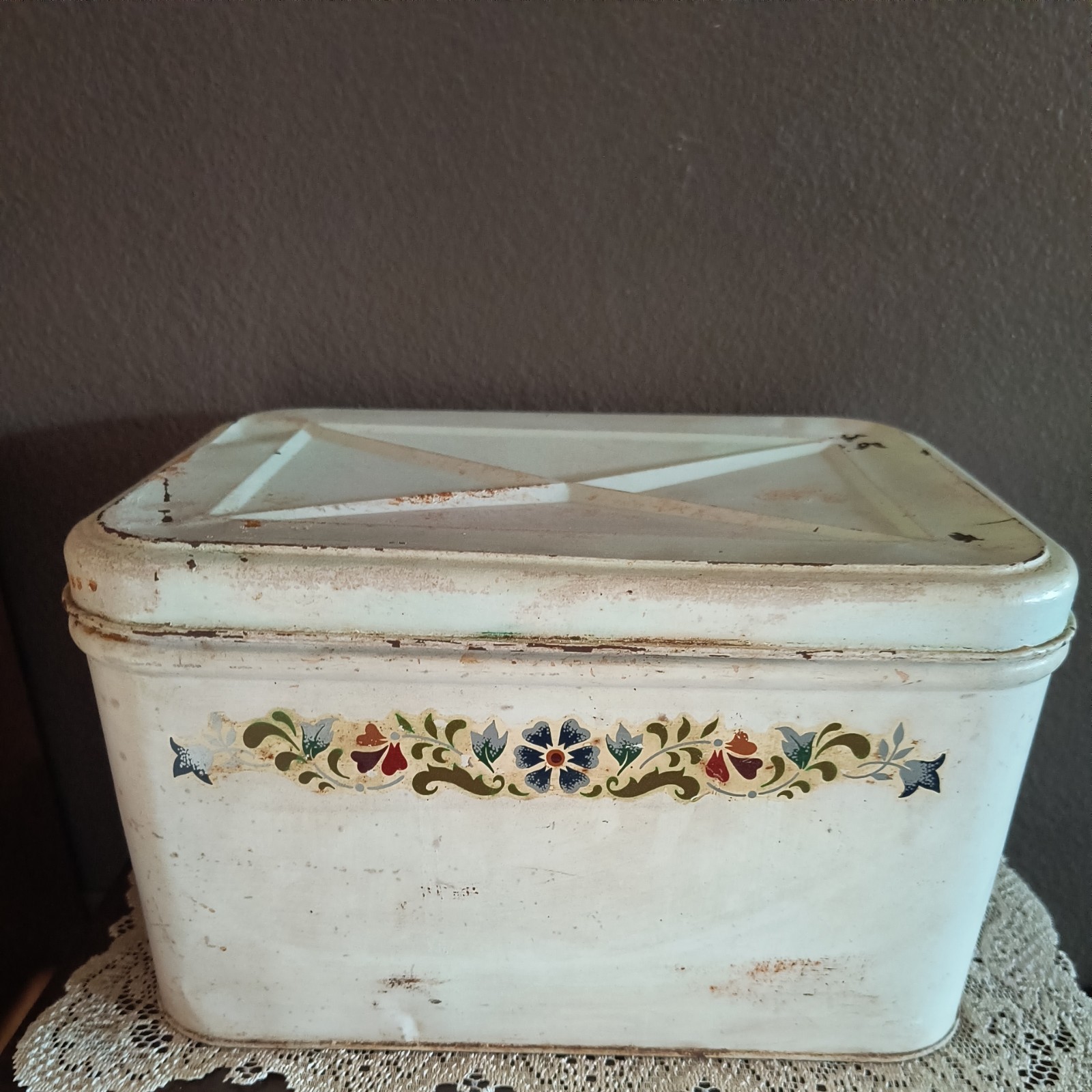 Vintage 1940s NC Colorwear  Deco ware? metal bread box Copper top & bottom 