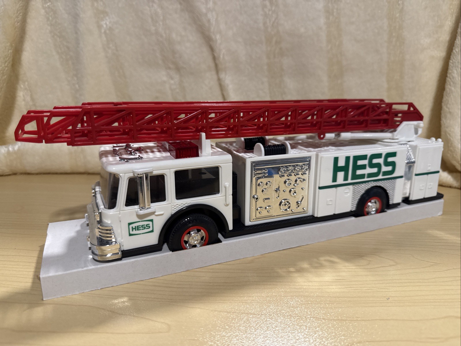 Vintage 1989 Hess Toy Fire Truck Bank Dual Sound Siren NIB New In Box
