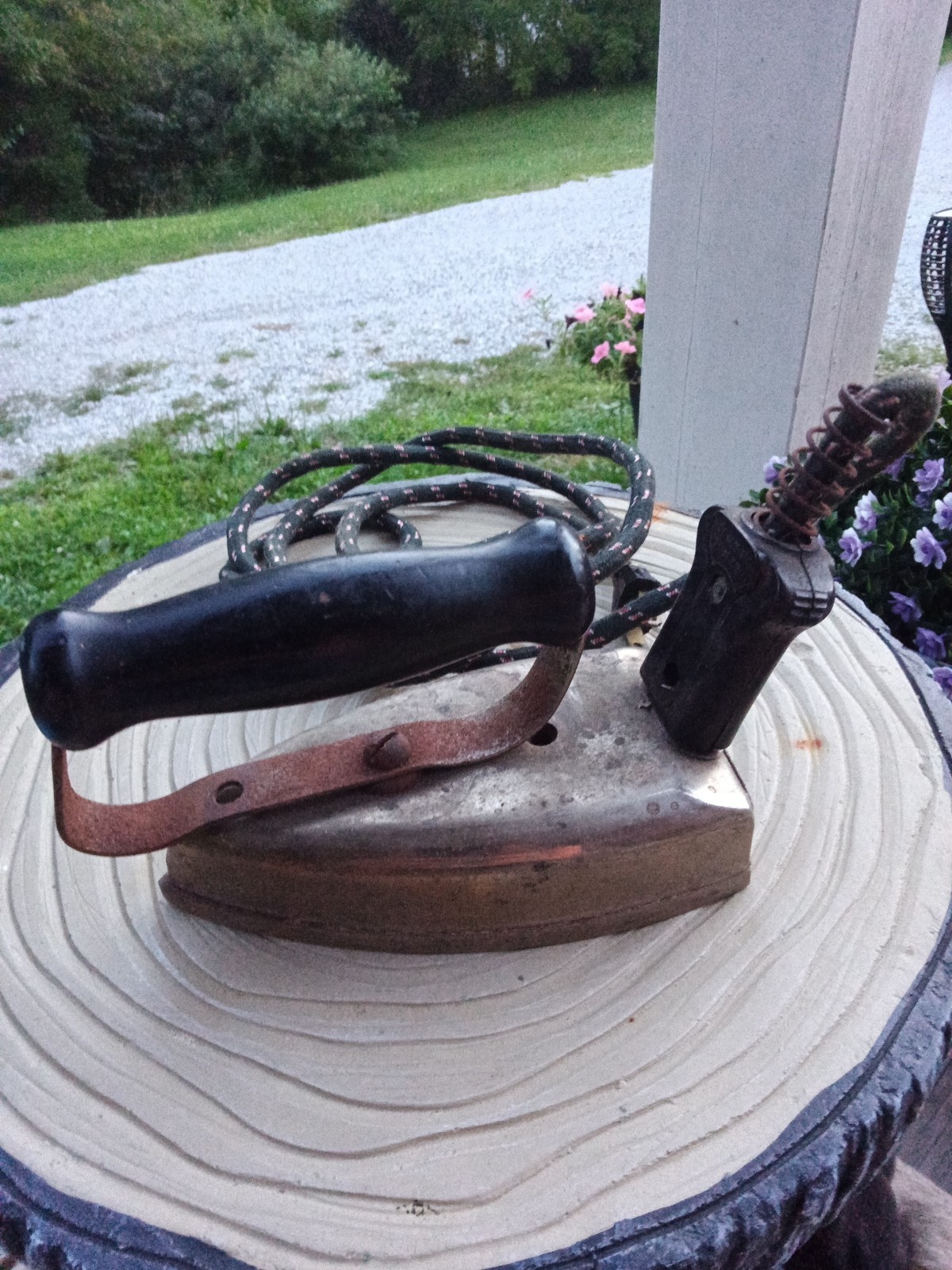 Vintage Universal Landers, Frary & Clark travel iron E9023 chrome in metal case