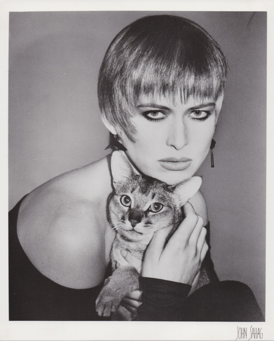 1987 Press Photo Supermodel Holding Cat While Displaying Hairstyle by John Sahan
