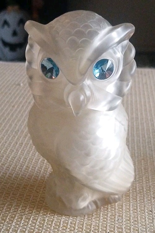 Vintage 1976 Avon Snow Owl Sonnet Powder Sachet 1.25 Oz Blue Crystal Eyes 4.25”