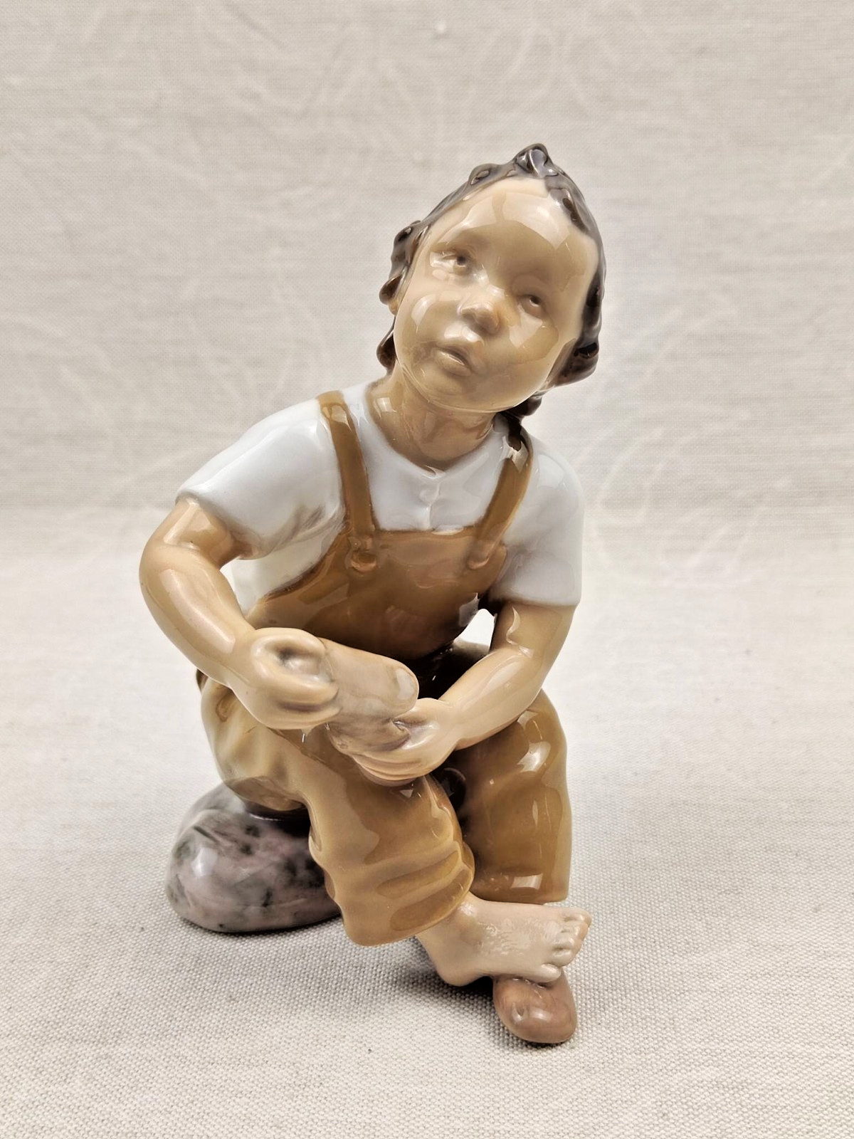 Vintage porcelain figurine Help Me, Mom ​​by Bing & Grøndahl