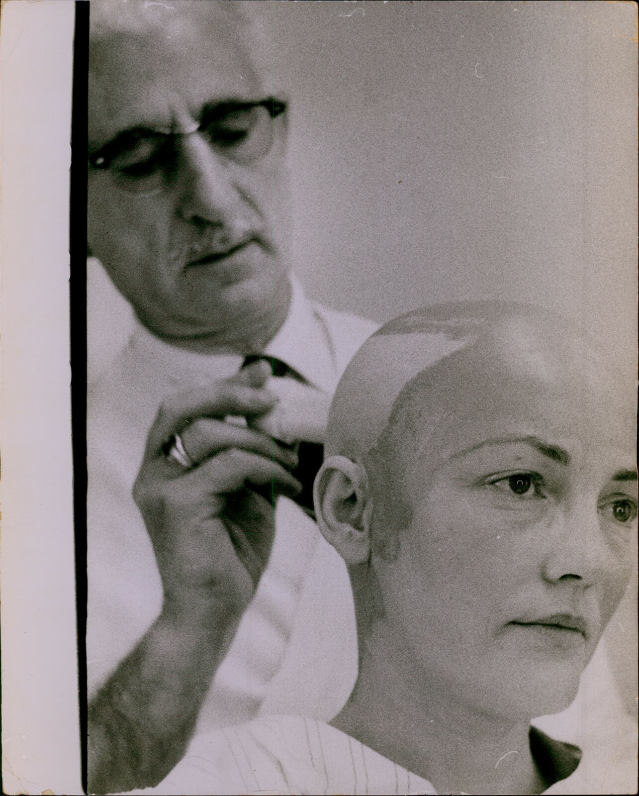 GA62 Orig William Woodfield Photo SPECIAL EFFECTS MAKEUP Artist Applies Bald Cap