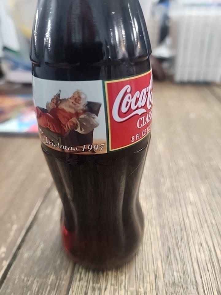 Christmas 1997 Coca-Cola Classic 8 Fl Oz Glass Bottle Full Sealed Santa Claus