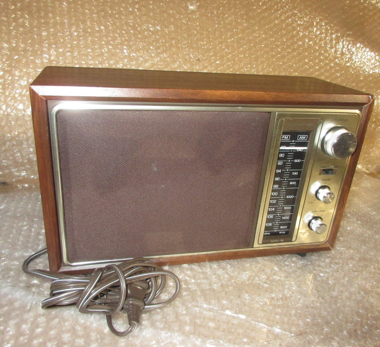 Vintage Realistic MTA-12 693 AM/FM Tabletop Radio Wood Veneer