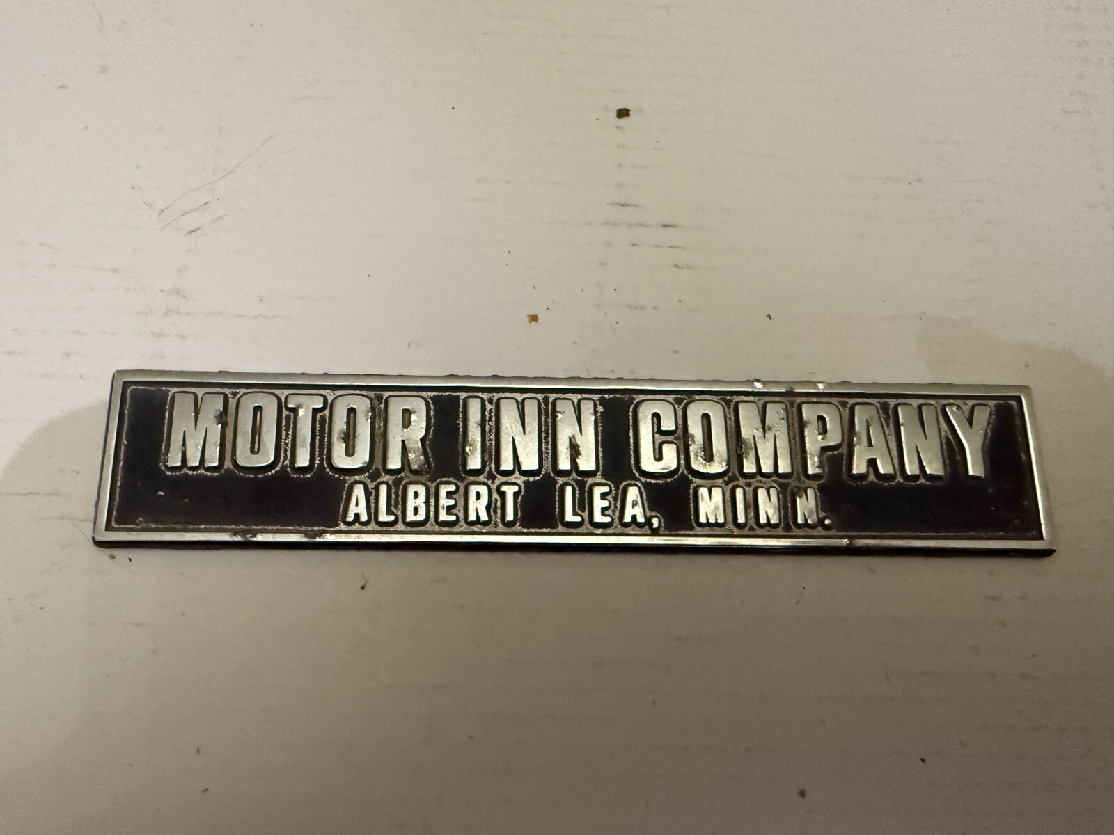 Vintage Motor Inn Company Albert Lea Minnesota Metal Automobile Emblem