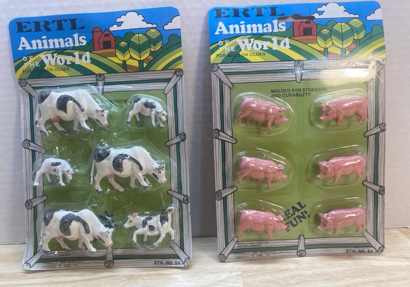 ERTL Animals of the World Farm Set of 2 Cows Pigs Vintage 1970s Hong Kong