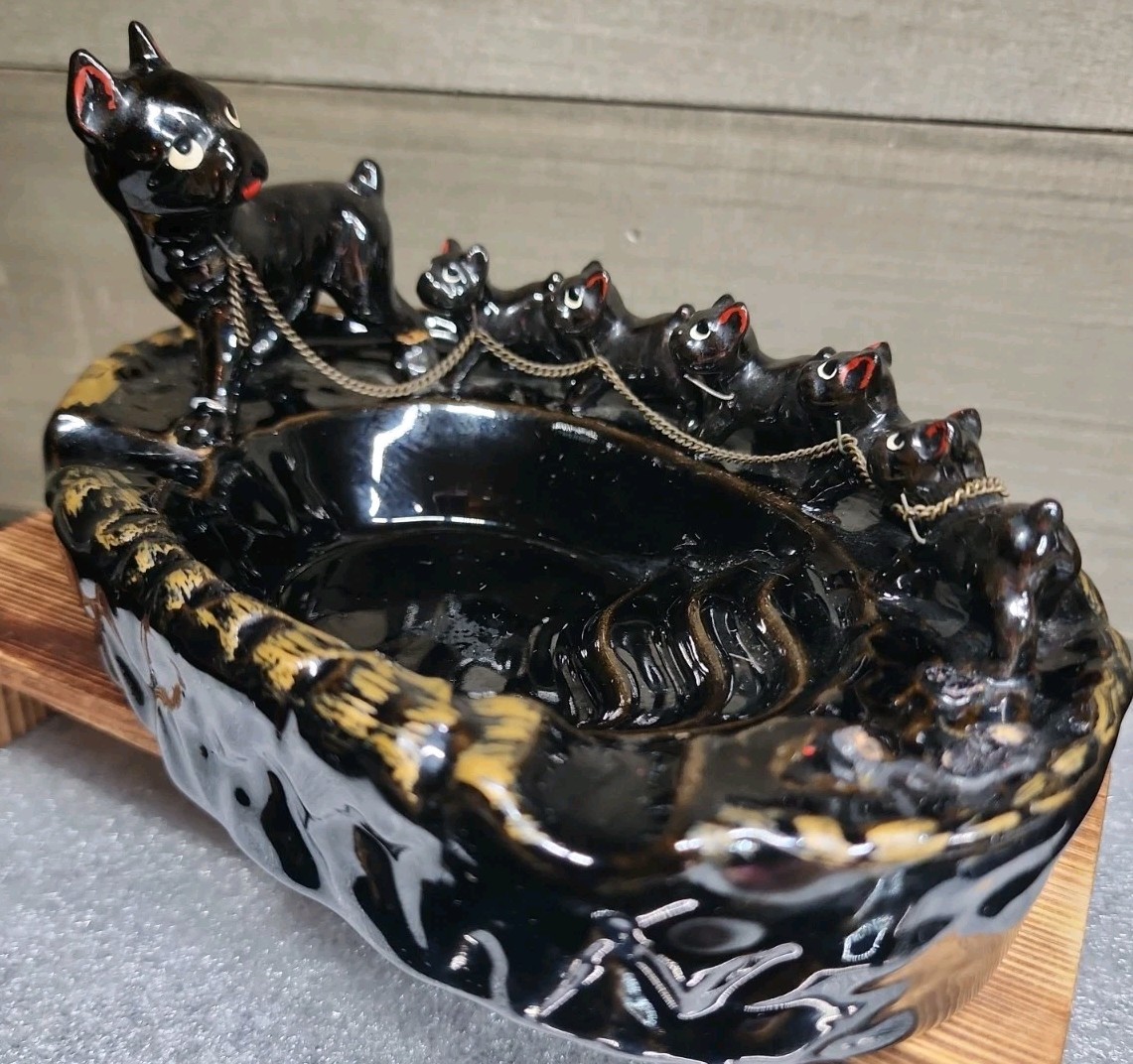 VTG Betsons Black Glazed Ceramic Mother Dog & Puppies W/Chain Ashtray/Trinket 8\