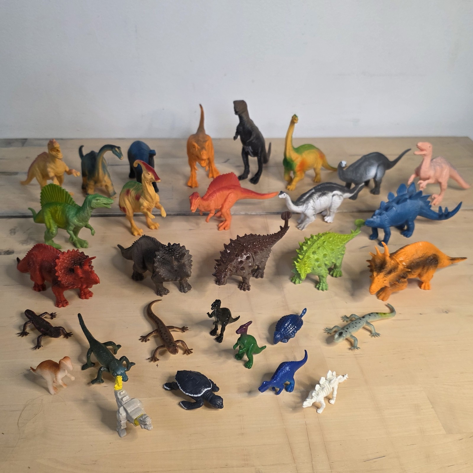 Dinosaur Lizards Figure Lot of 30 Detailed Assorted Species Sizes Colors 