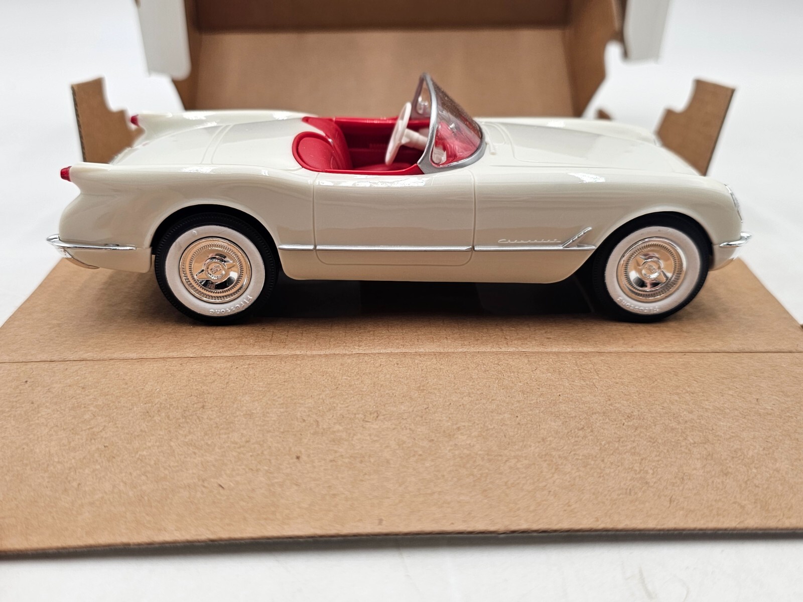 AMT ERTL 1953 Corvette Convertible Polo White Promo Model Car 8732 NIB