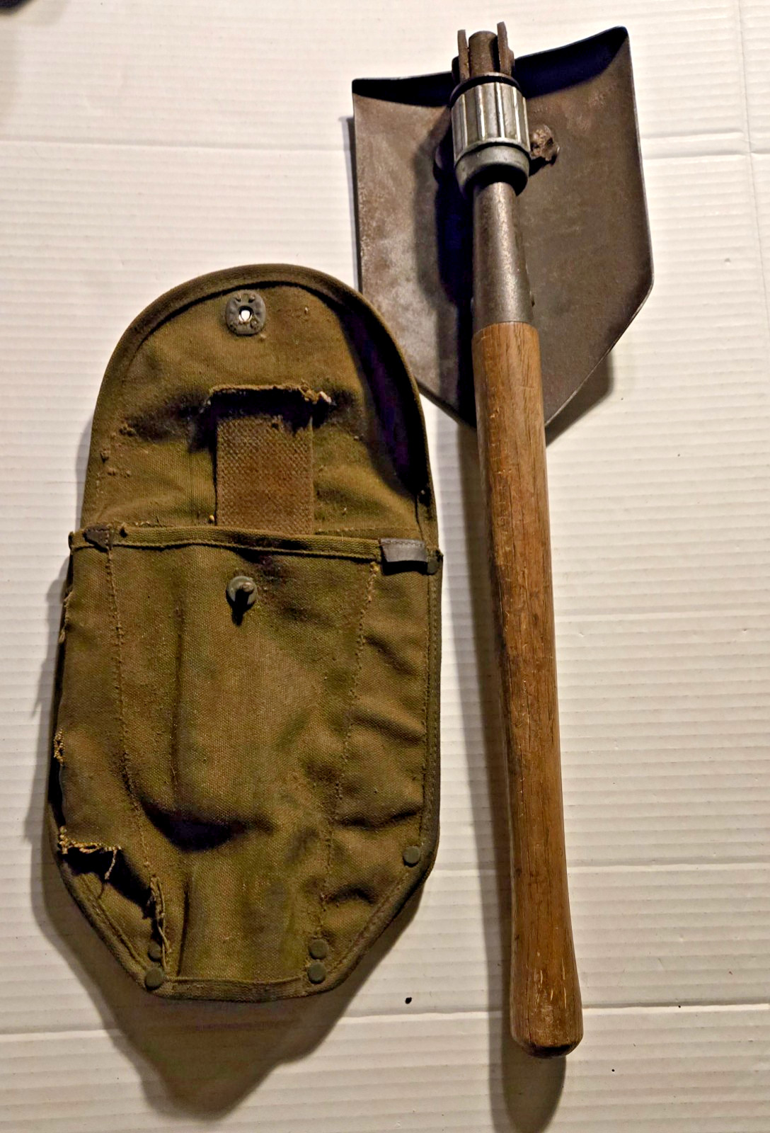 Vintage WWII U.S. Army M1943 Folding Entrenching Tool Shovel + OD7Canvas Carrier