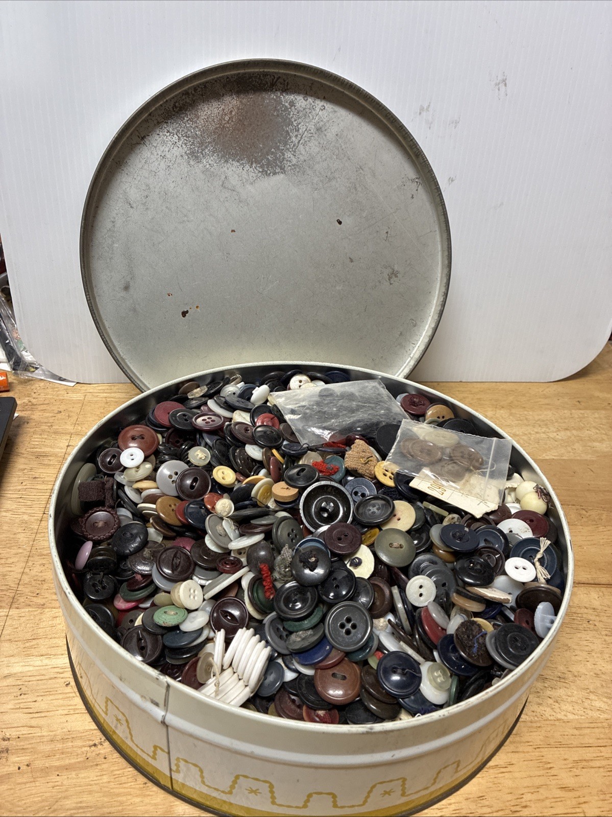 Lot of Vintage Assorted Buttons in a Vintage Barricini Cookie/Candy Tin 4 LB