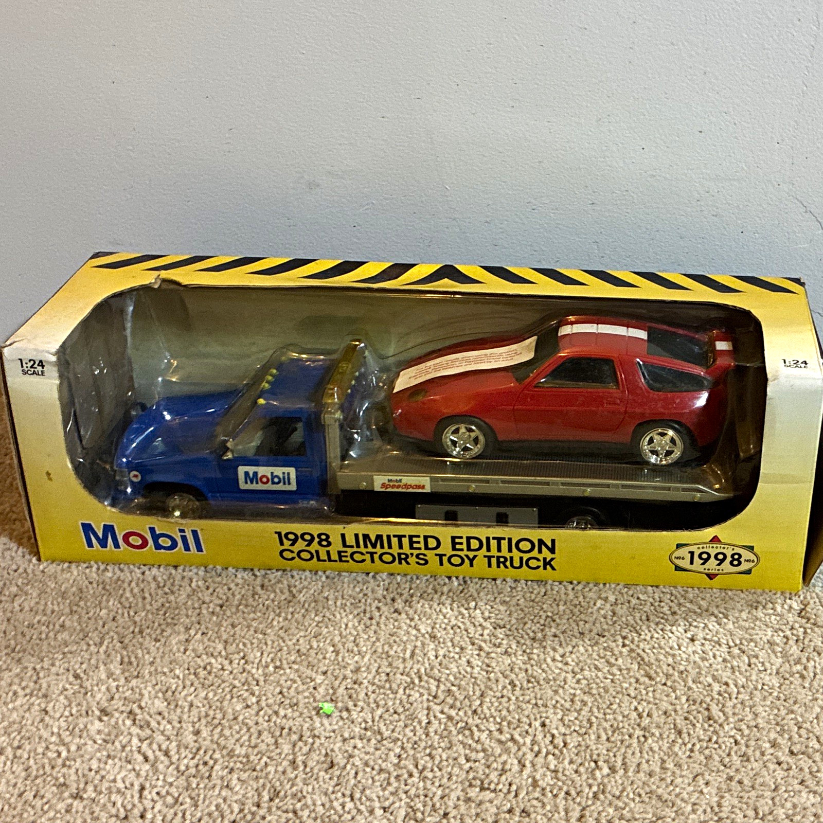 Mobil 1998 Limited Edition Collector\'s Toy Tow Truck w/ Car 1:24 Gas & Oil