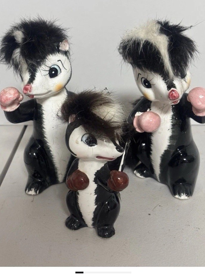 VINTAGE 1950s skunk ceramic figurines Boxer Fighters RARE - Made In Japan