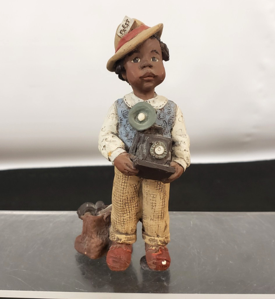 ALL GOD\'S CHILDREN - MARTHA HOLCOMBE TILLIE PHOTOGRAPHER FIGURINE 4.25 IN h