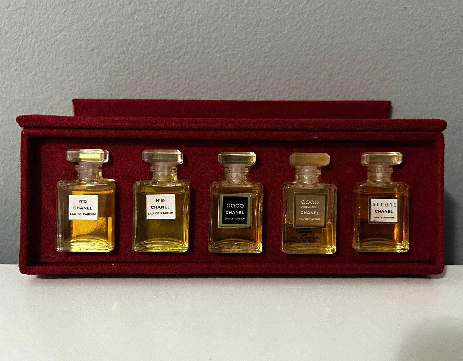 VINTAGE CHANEL Miniature Parfums Set 5 Bottles Red Case No.5 No.19 COCO