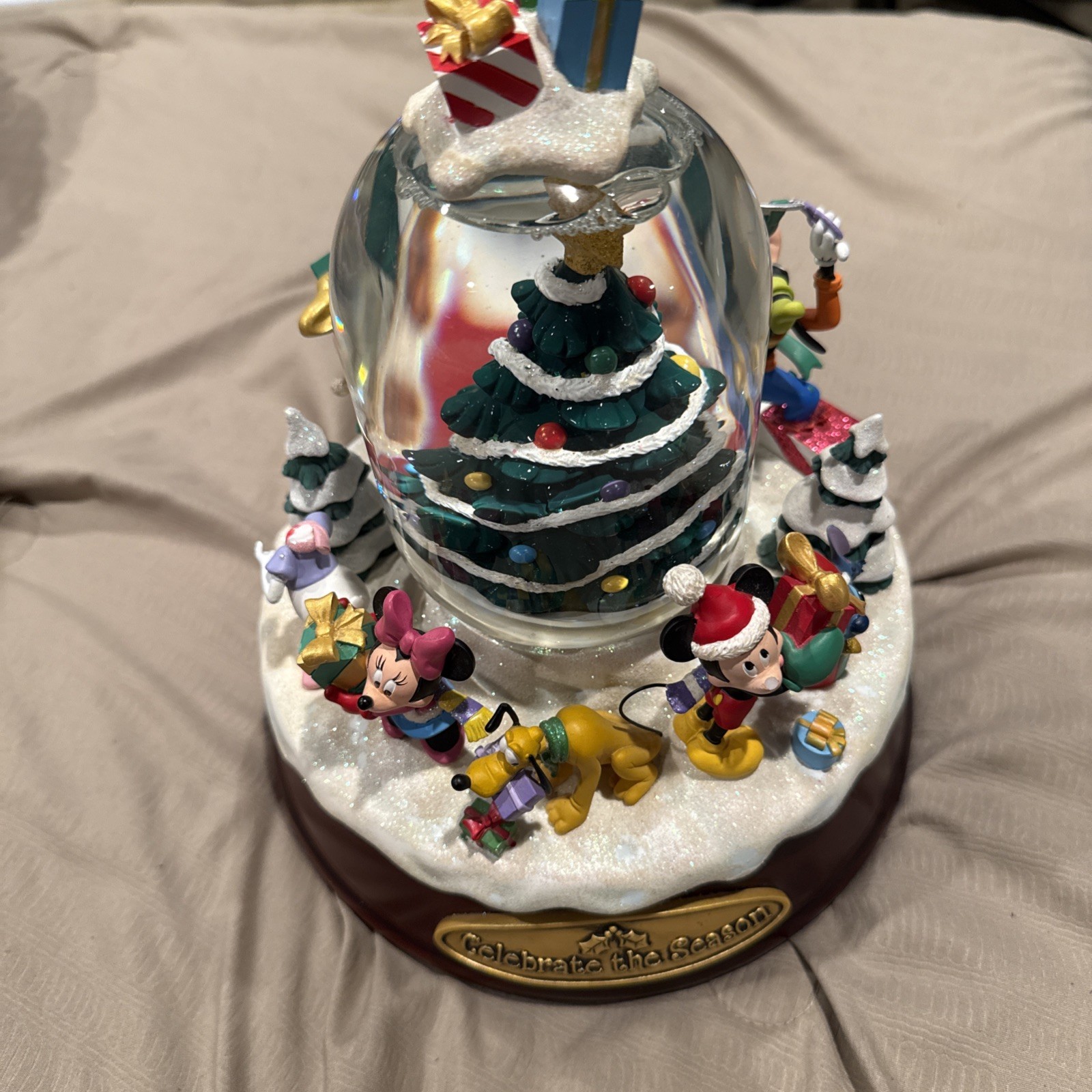 “RARE” DISNEY CELEBRATE THE SEASON HOLIDAY CHRISTMAS SNOWGLOBE  review pics pls