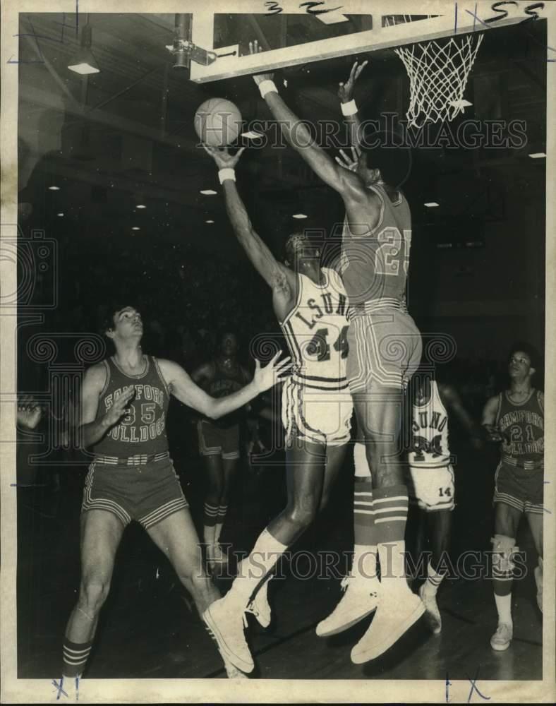 1971 Press Photo Butch Webster of LSUNO Basketball in game with Samford Bulldogs