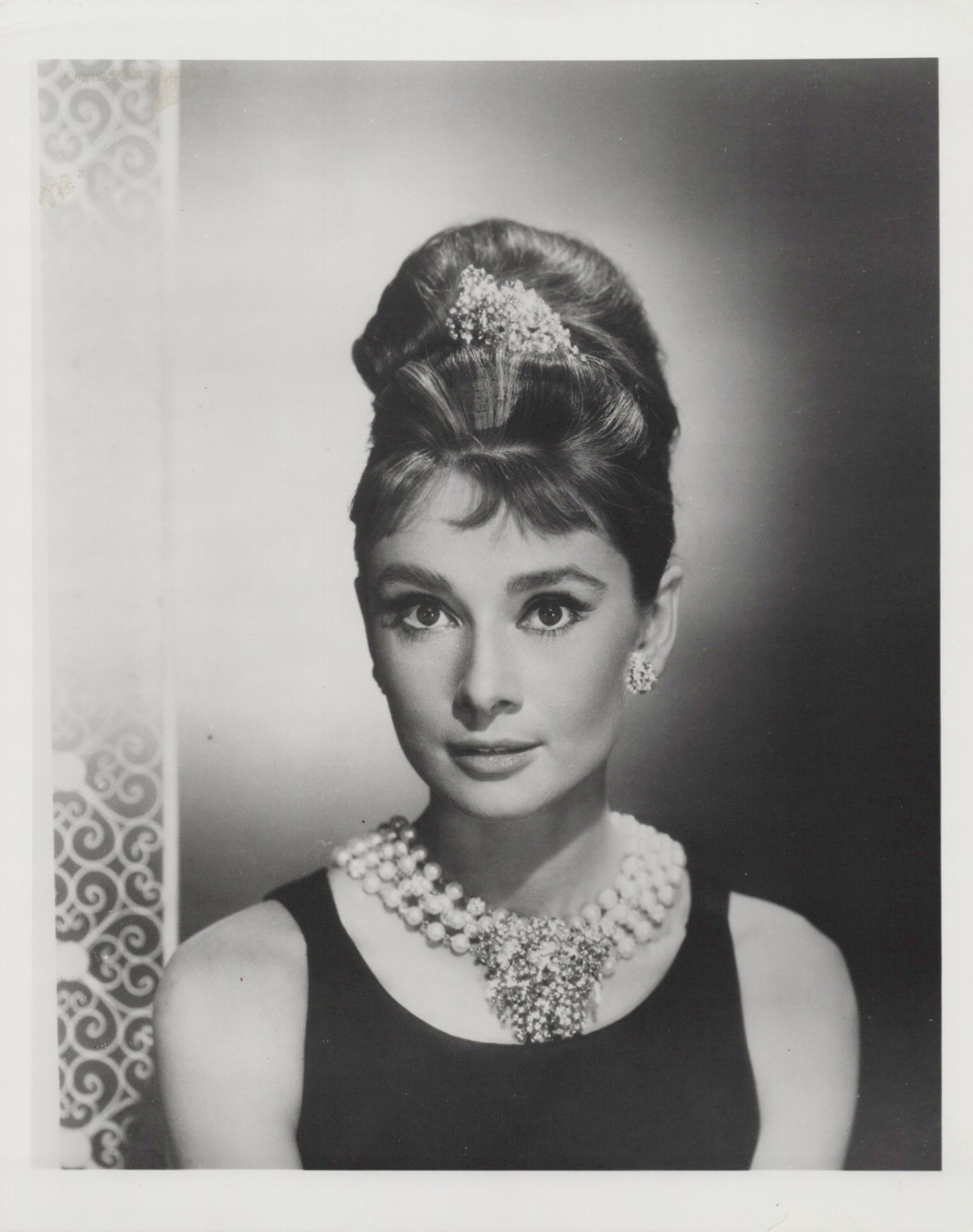 HOLLYWOOD BEAUTY AUDREY HEPBURN STYLISH POSE STUNNING PORTRAIT 1960s Photo 673