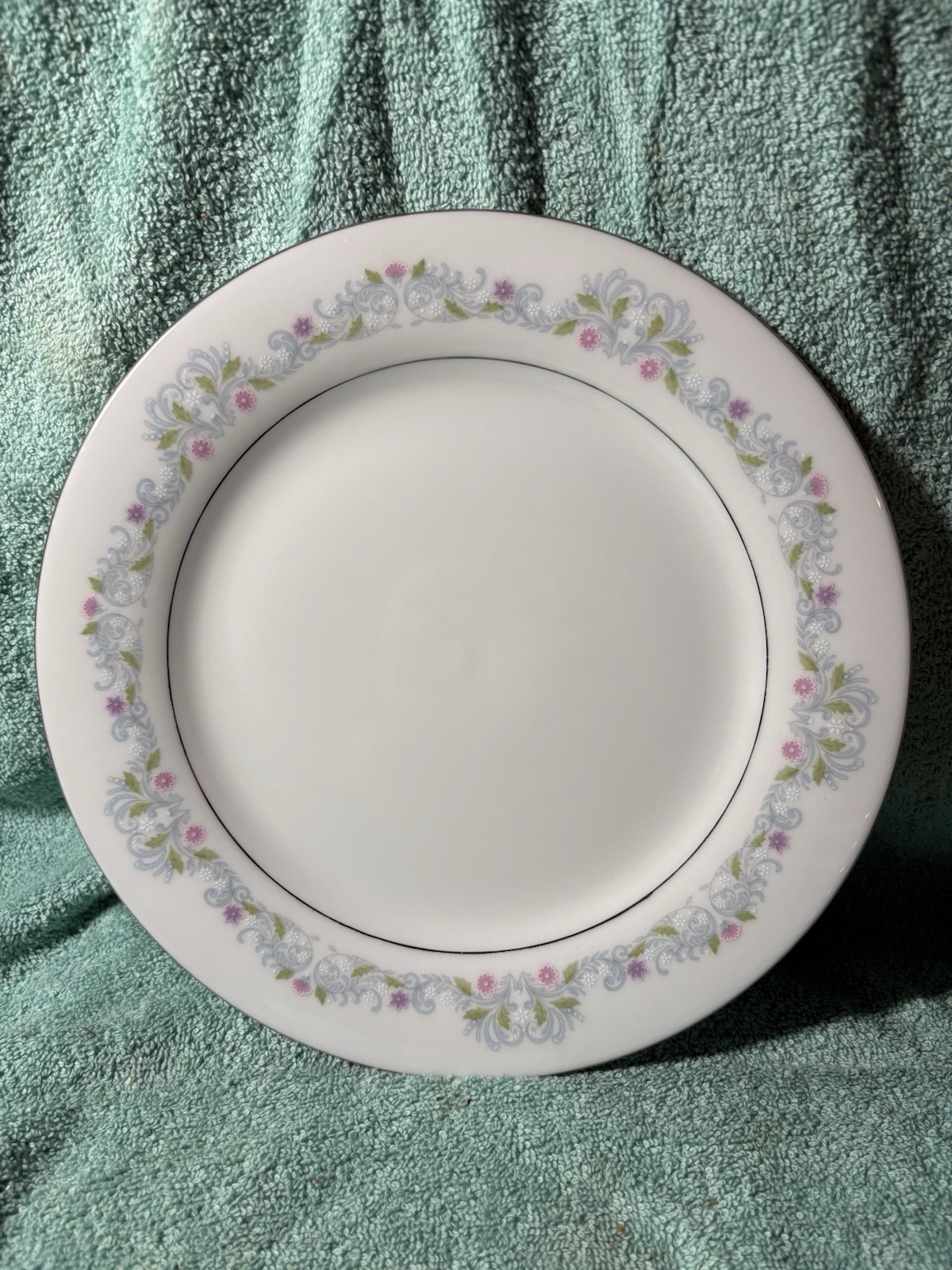 Crown Ming Fine China Cannes Pattern, Set Of 8 See Description