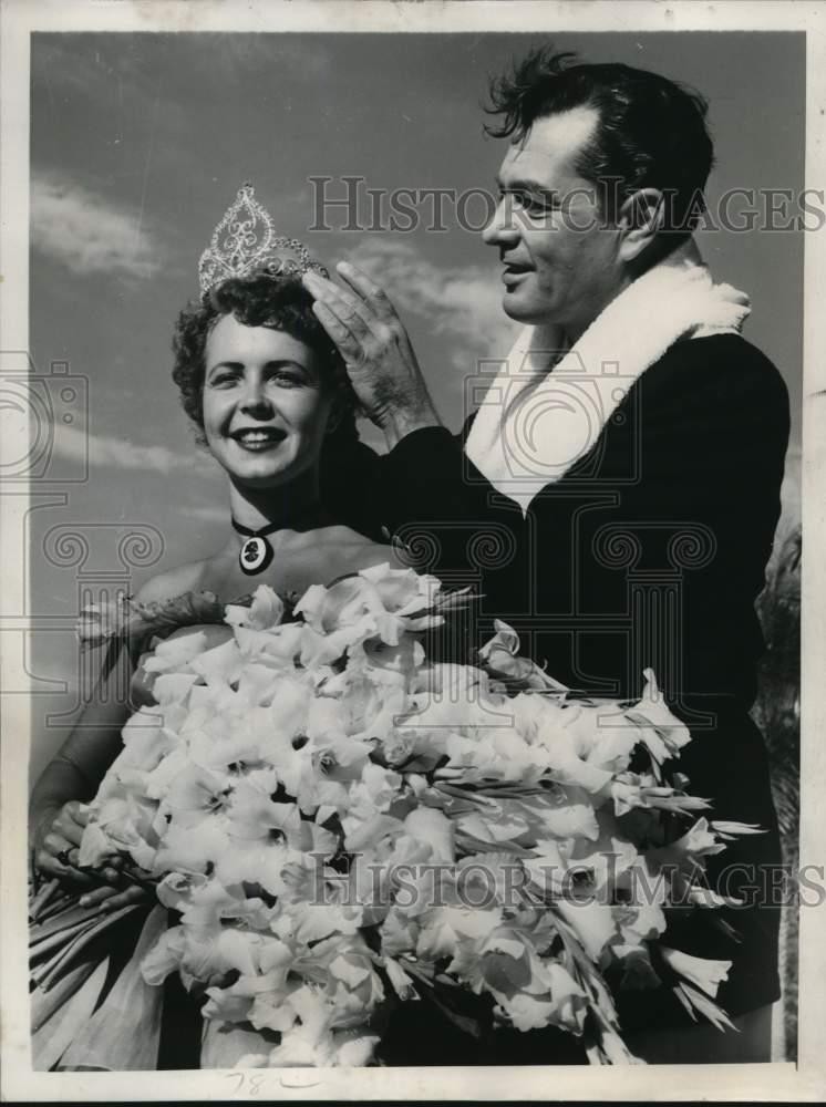 1953 Press Photo Tony Martin Crowns Kathy Darlyn Gladiola Queen in Florida