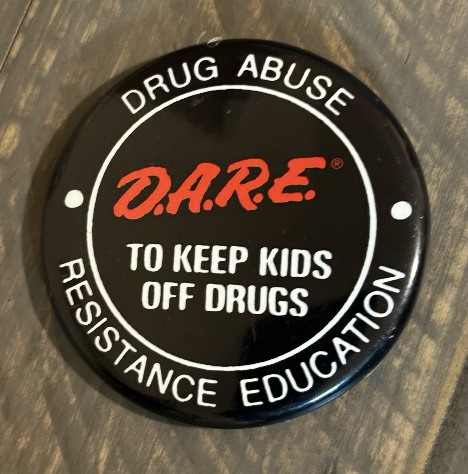 VTG D.A.R.E. DARE TO KEEP KIDS OFF DRUGS PINBACK BUTTON 2.25”