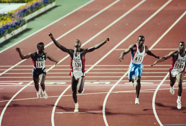 Carl Lewis USA runs a World Record time of 986 seconds to win the - Old Photo