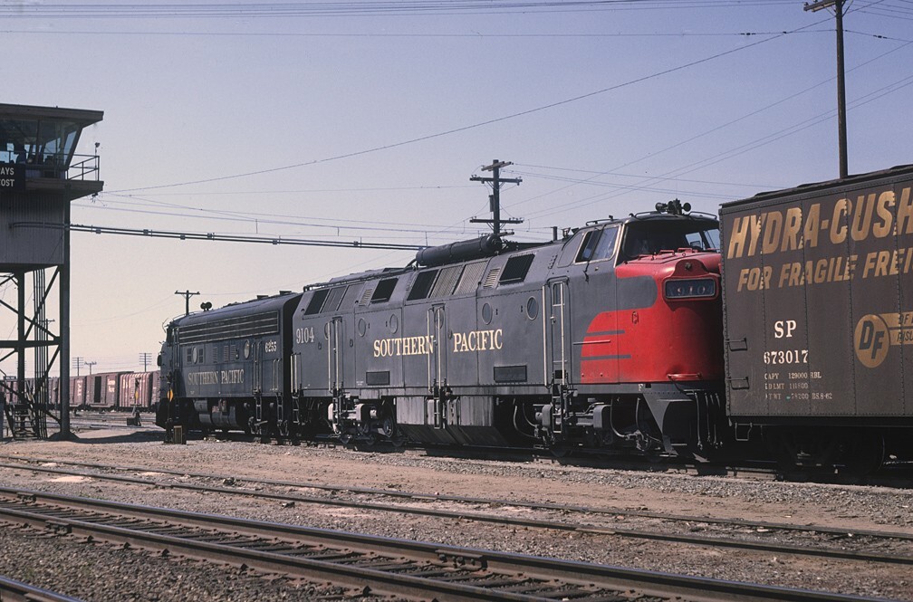 SP Krauss-Maffei Diesel Hydraulic No. 9104 trailing F7 No. 6255 5 x 7 Photo