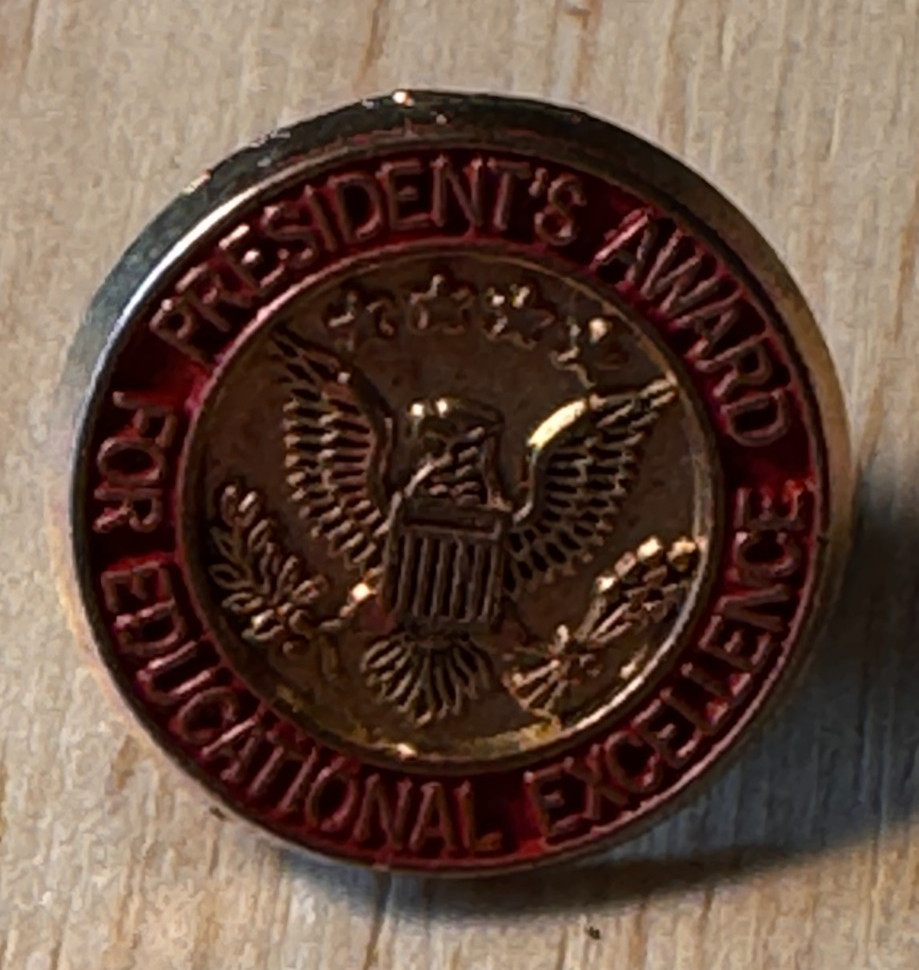 Vintage President's Award For Educational Excellence Lapel Pin Red            j2