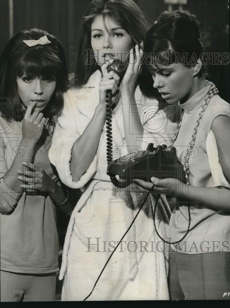 1964 Press Photo Nancy Sinatra and co stars in \
