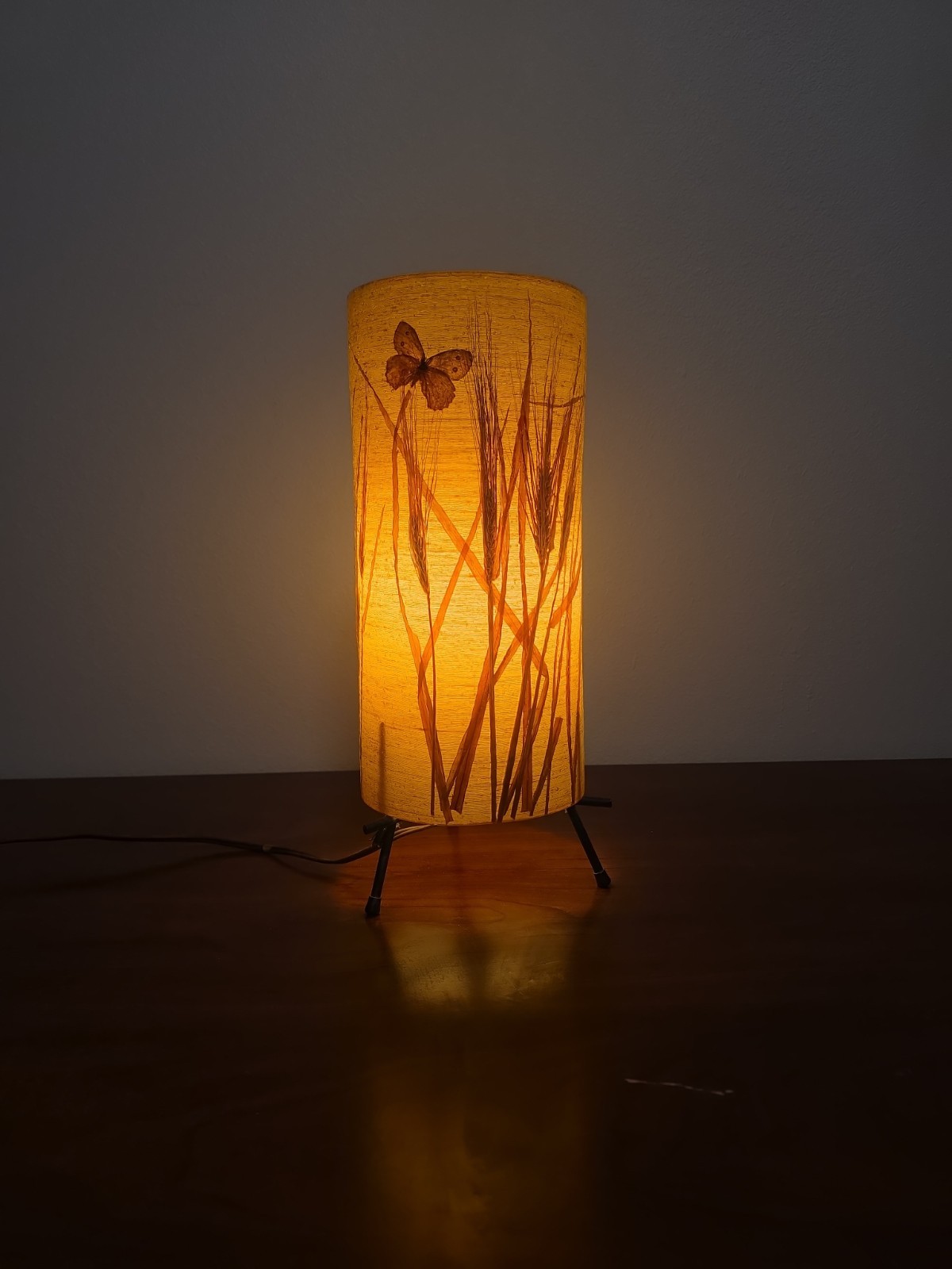 Vintage MCM Fiberglass Table Lamp Butterfly Cattail Botanical Tripod Base