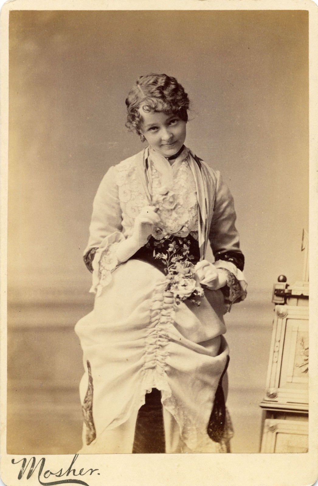 FUN PORTRAIT PRETTY YOUNG WOMAN FASHION FLOWERS ACTRESS? CHICAGO CABINET CARD