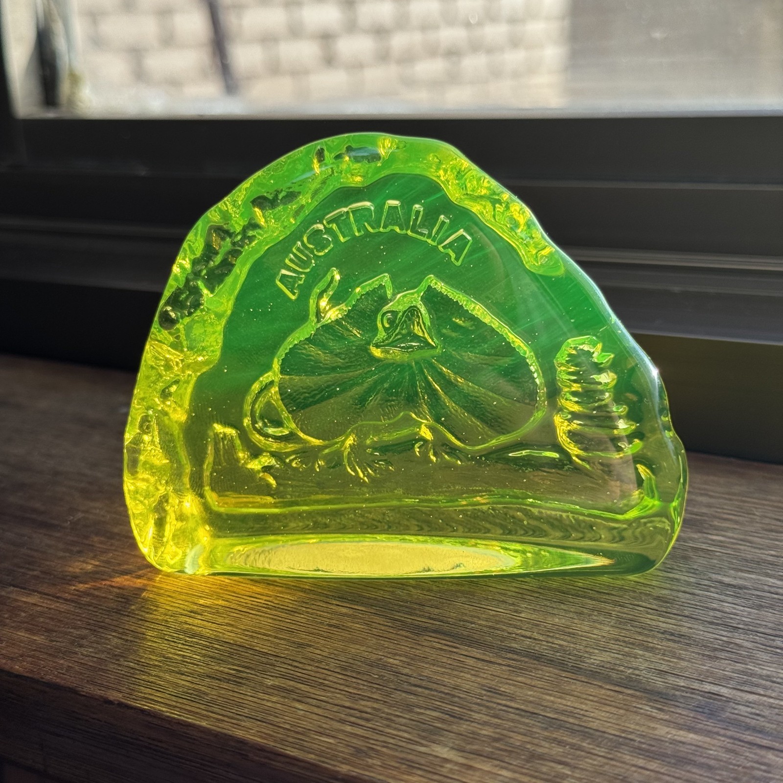 Solid Vaseline Uranium Glass Frilled Neck Lizard Australia Souvenir Paperweight