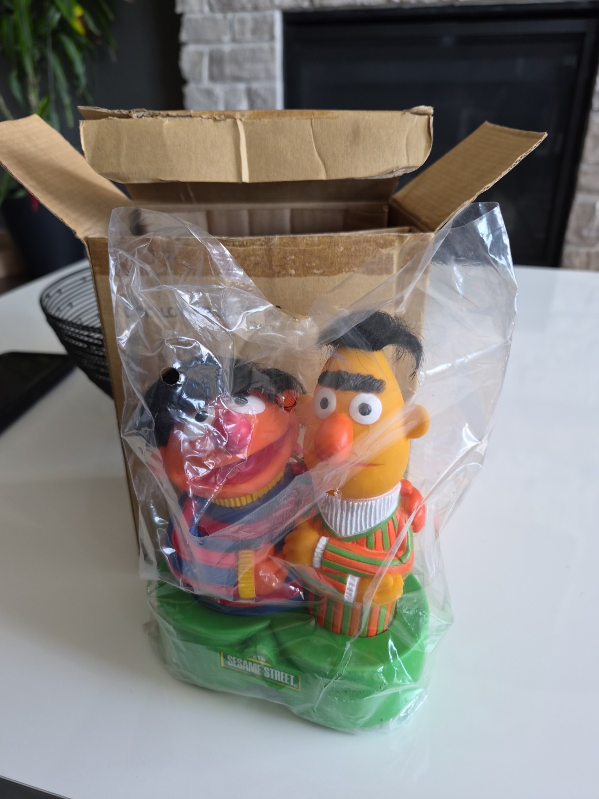 VINTAGE MUPPETS-BERT & ERNIE - AM RADIO- SESAME STREED- ORIGINAL 1976 No Box