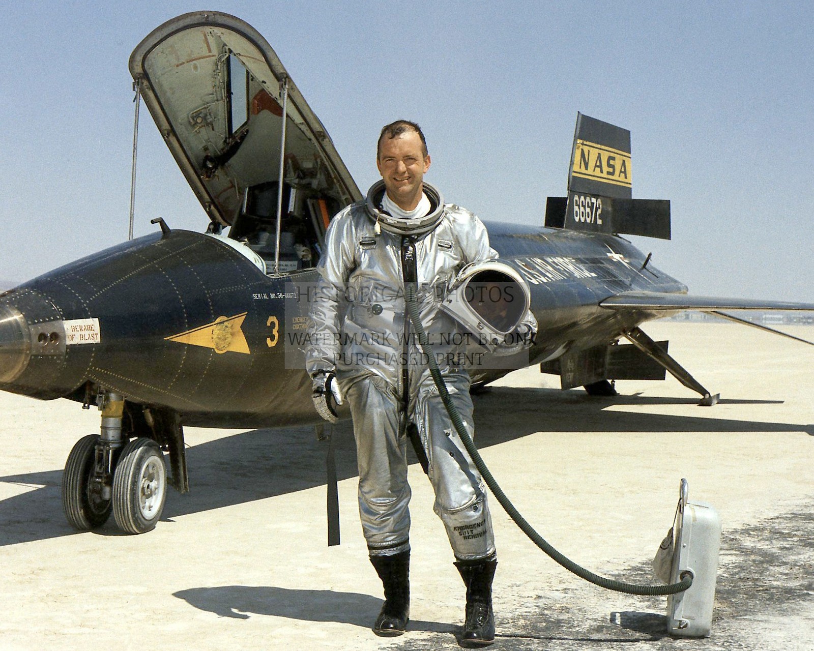 NASA RESEARCH PILOT WITH X-15 HYPERSONIC AIRCRAFT 1967 8X10 PHOTO