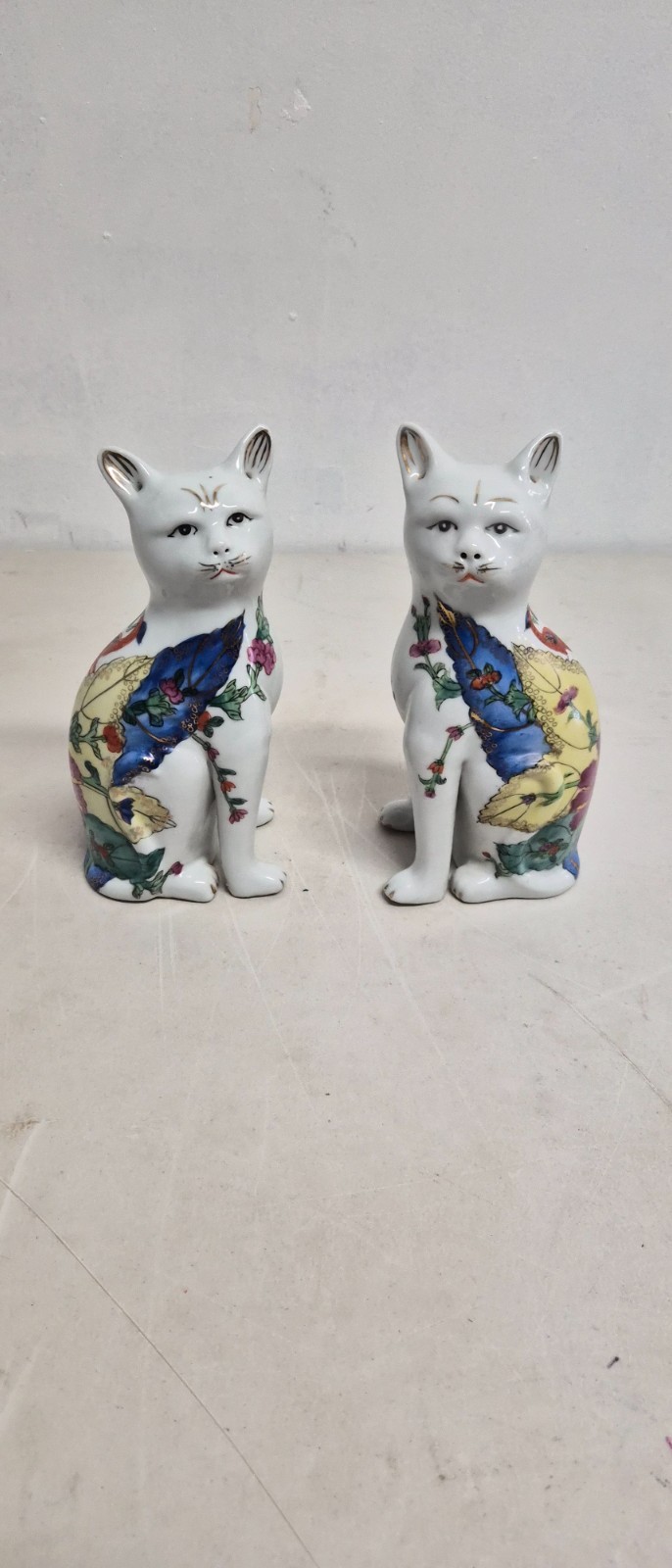Vintage Tobacco Leaf porcelain 8 inch cats