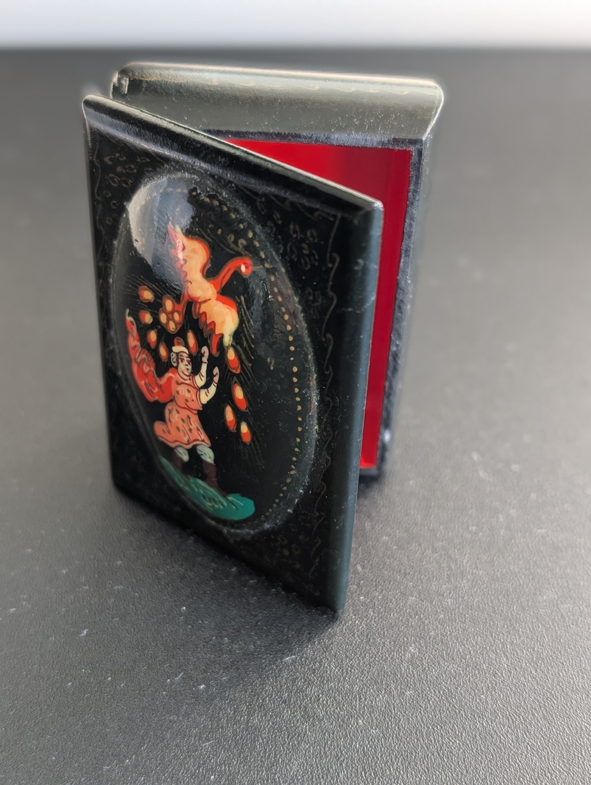 Vtg Russian Lacquered Handpainted 2.75x2” Hinged Lidded Trinket Box 