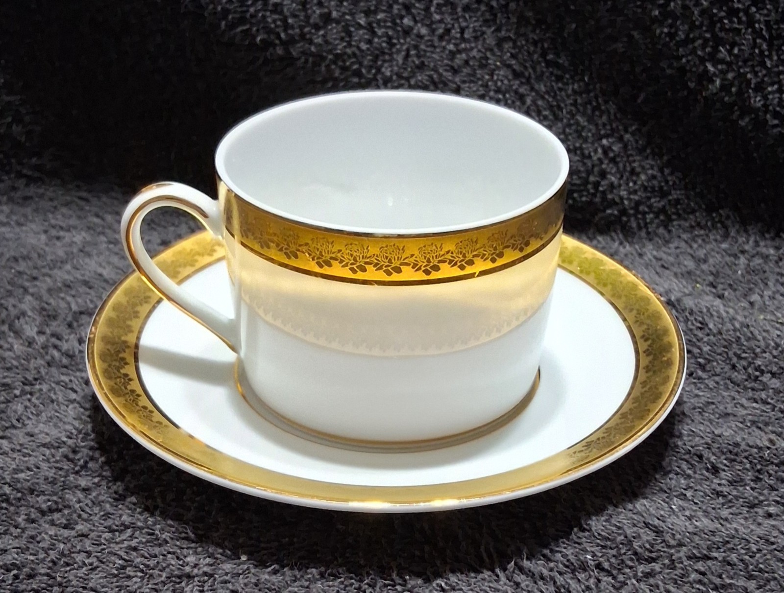 Plato y taza Limoges patron Rhapsody, pocelana alta calidad con bordes en oro