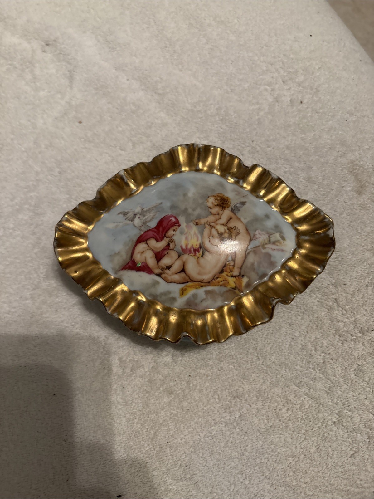 Vintage Porcelain Trinket Box With Naked Cherub Angels With Scalloped Edges 