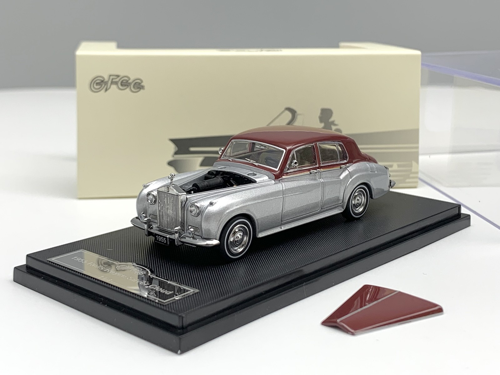 1955 Silver Cloud 1:64 Diecast Silver White Wall Vintage Model Car Collection