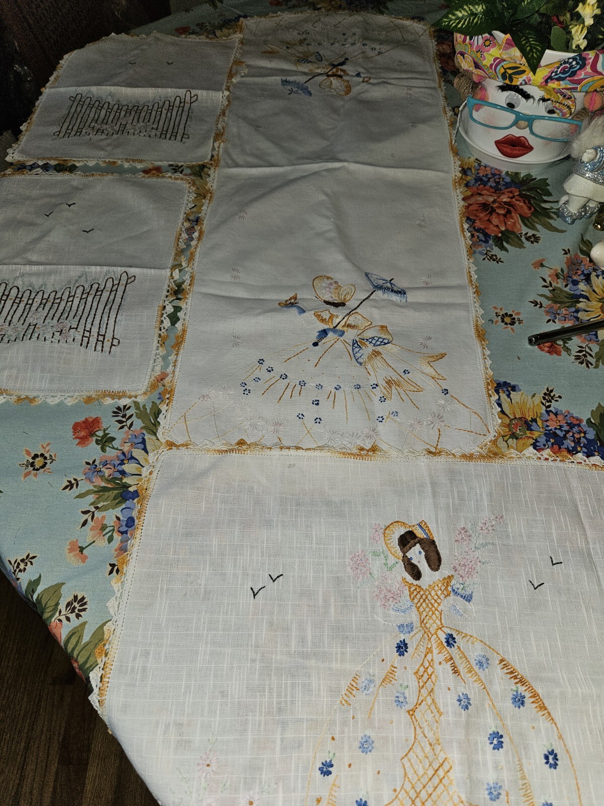 VTG Hand Embroidered Sunbonnet Lady Table Runner,Placemat & 2 Napkins Lot